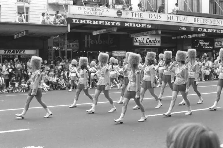 Image: Farmers Santa Parade, Queen Street, 1972