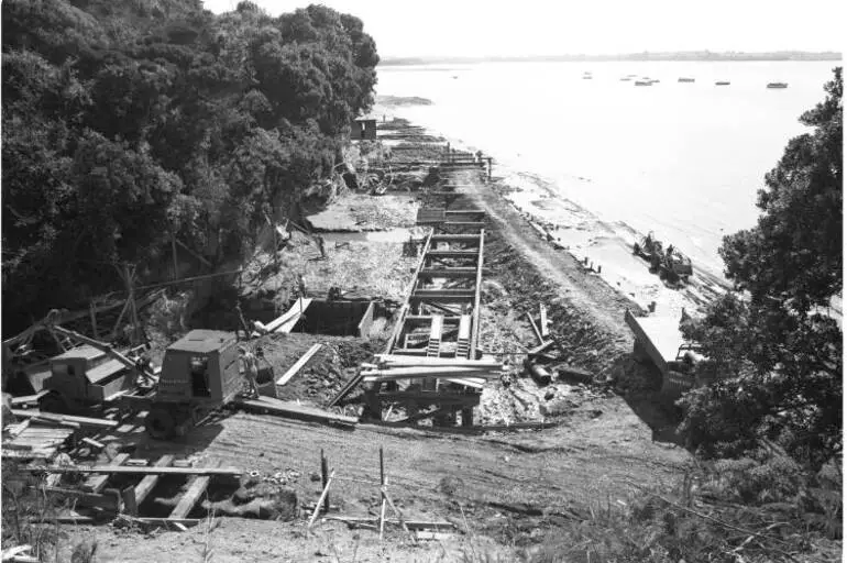 Image: Construction of the Auckland Harbour Bridge, 1956