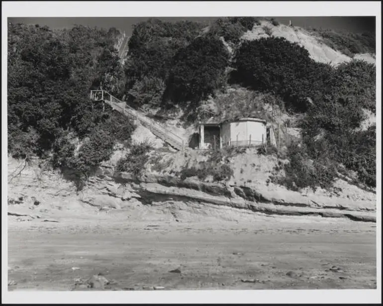 Image: Castor Bay Battery searchlight emplacement, 1944