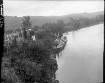 Image: Landing on the Whanganui River at Taumarunui, 1906