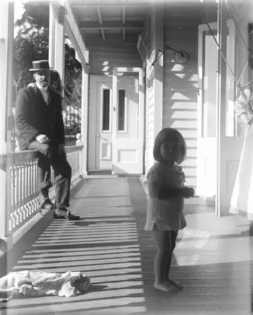Image: Hubert Vaile and daughters at Rosevale, Remuera, 1914