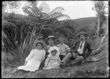 Image: Family group, Parengarenga, 1897