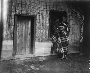 Woman and baby outside a whare at Ohaaki, Reporoa, 1909 Image: Woman and baby outside a whare at Ohaaki, Reporoa, 1909
