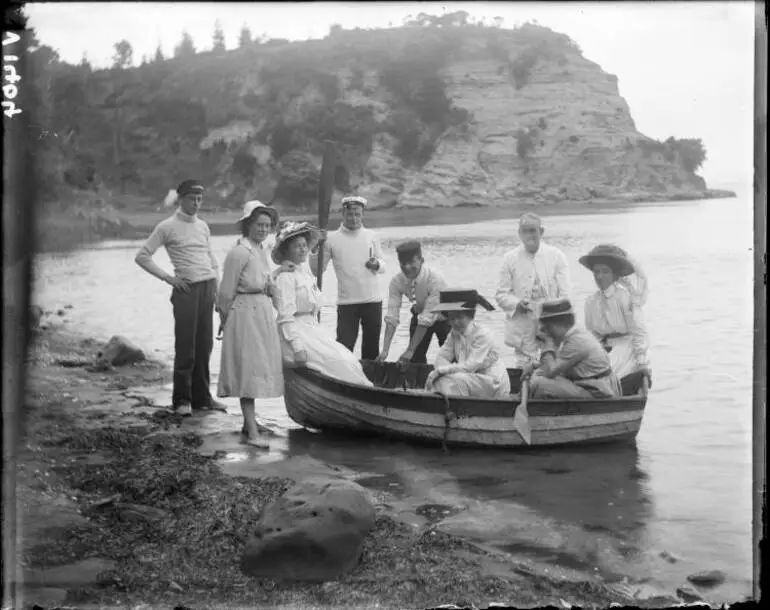 Image: Group in a dinghy at Onetaunga Bay, 1910