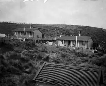 Manukau Heads lighthouse cottages, 1902 Image: Manukau Heads lighthouse cottages, 1902