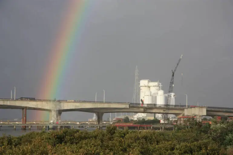 Image: Rainbow over the Māngere Bridge, Onehunga, 2009
