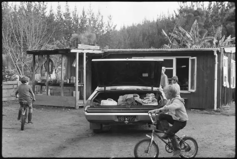 Image: Children on bicycles, Northland, 1986