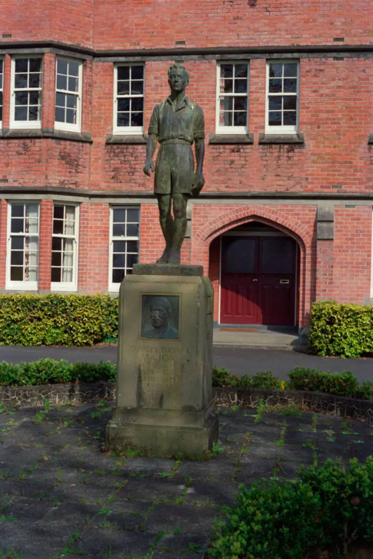 Image: Charles Thomas Major Memorial, Kings College, Golf Avenue, Ōtāhuhu, 1986