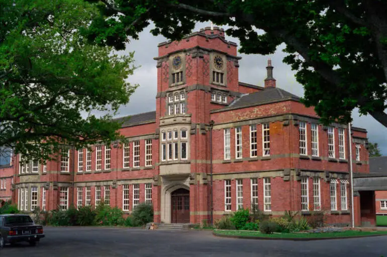 Image: Kings College main block, Golf Avenue, Ōtāhuhu, 1986