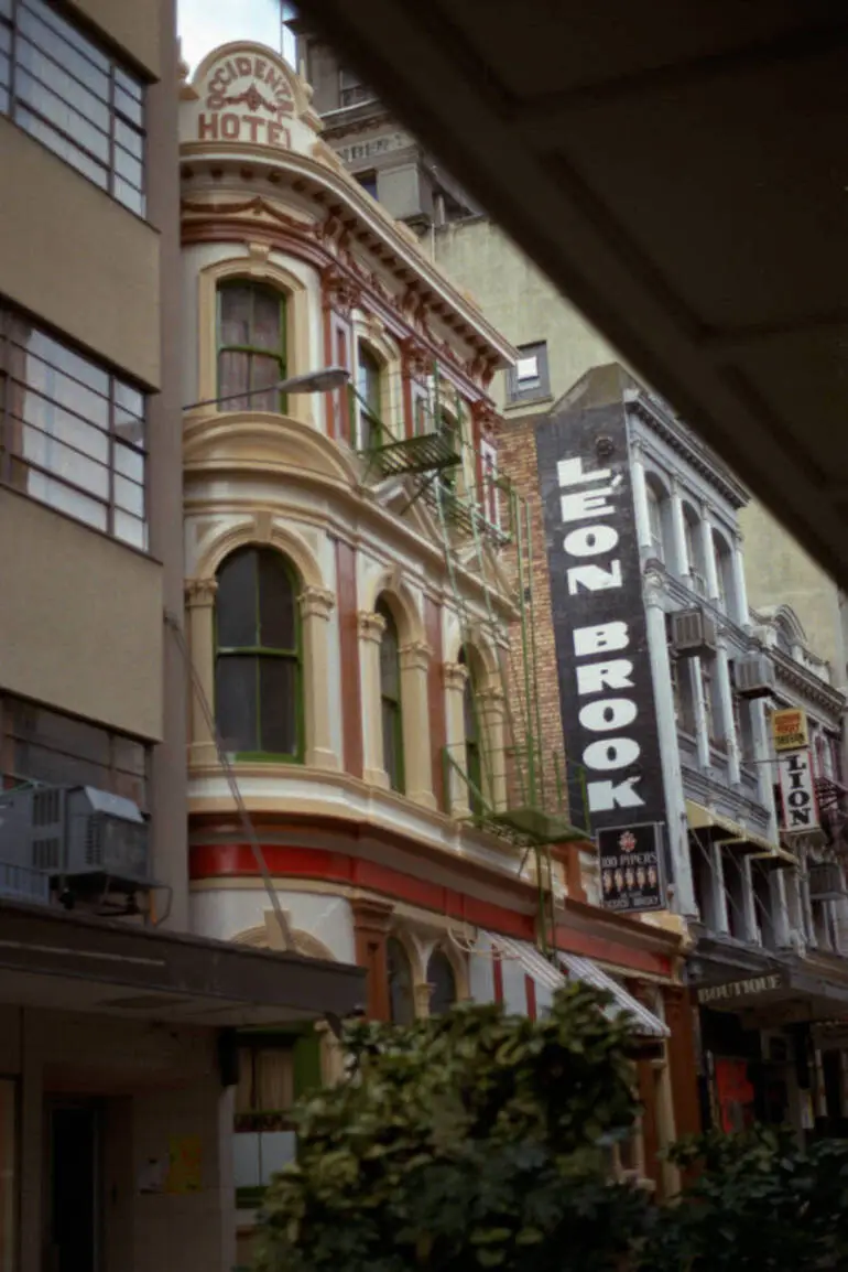 Image: Occidental Hotel in Vulcan Lane, Auckland Central, 1986
