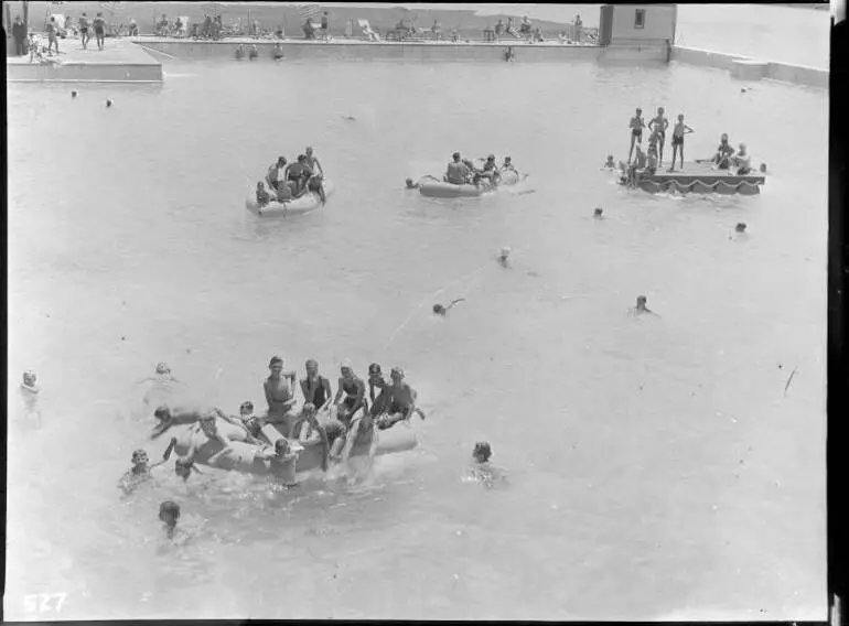 Image: Swimmers at the Parnell Baths, Judges Bay