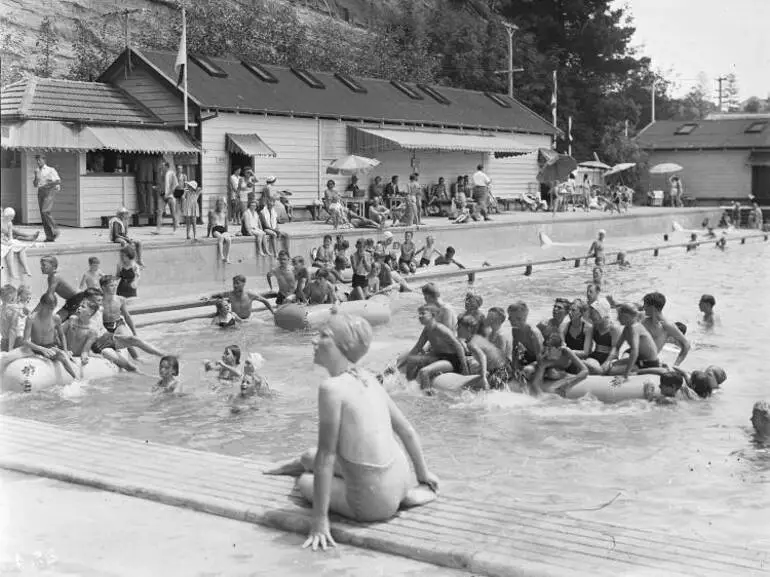 Image: Swimmers at the Parnell Baths, Judges Bay