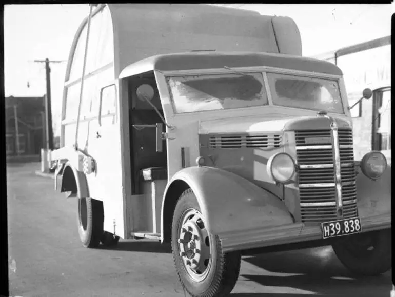 Image: Auckland City Council rubbish truck, 1952