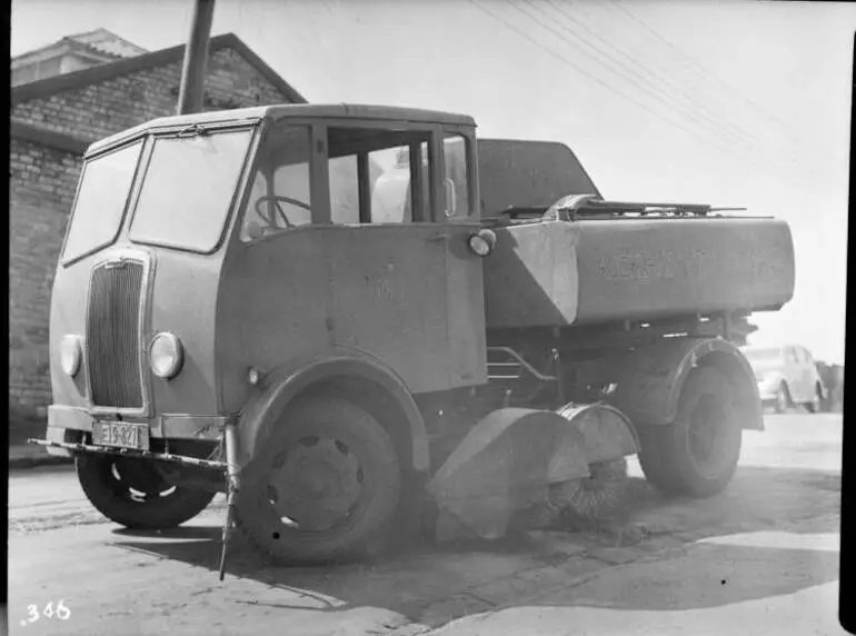 Image: Street-sweeping truck, Drake Street, Auckland Central, 1949