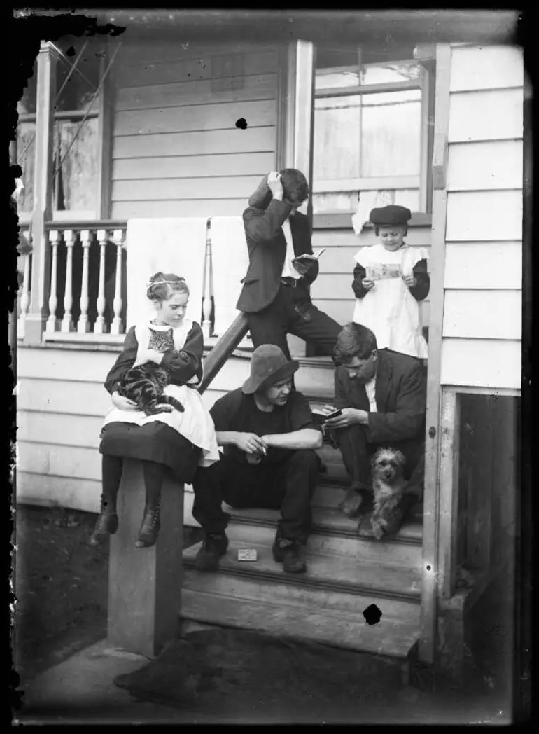 Image: Binns family, 13 Francis Street, Grey Lynn