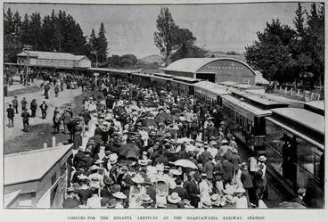 Image: Visitors for the regatta arriving at the Ngaruawahia railway station