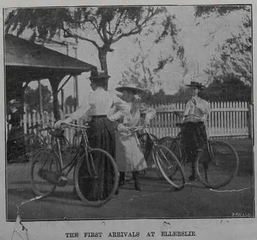 Image: The first arrivals at Ellerslie