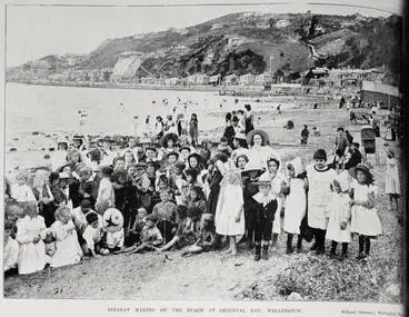 Image: Holidaymakers on the beach at Oriental Bay, Wellington