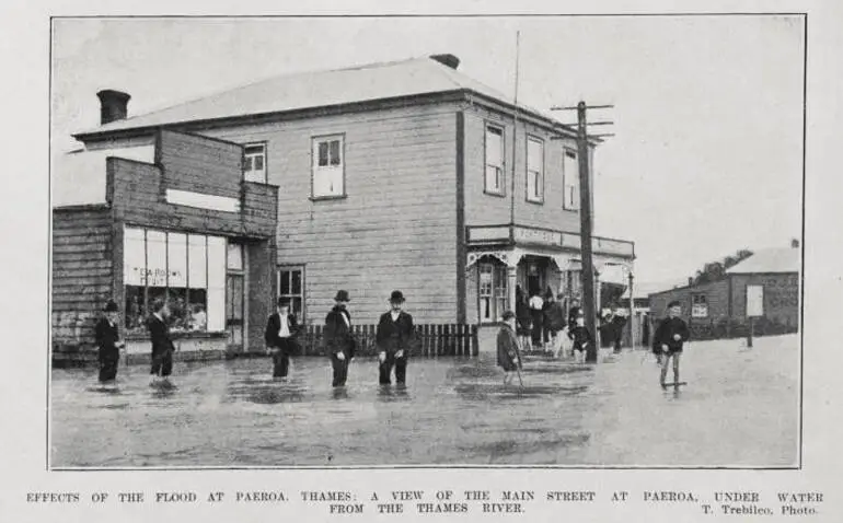 Image: EFFECTS OF THE FLOOD AT PAEROA, THAMES: A VIEW OF THE MAIN STREET AT PAEROA, UNDER WATER FROM THE THAMES RIVER