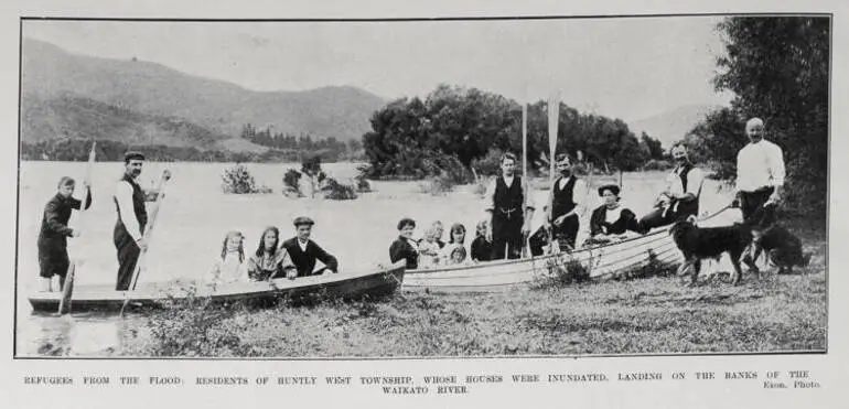 Image: REFUGEES FORM THE FLOOD: RESIDESTS OF HUNTLY WEST TOWNSHIP, WHOSE HOUSES WERE INUNDATED, LANDING ON THE BANKS OF THE WAIKATO RIVER