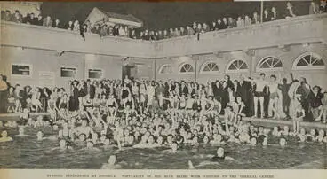 Image: Evening rendezvous at Rotorua: popularity of the Blue Baths with visitors to the thermal centre