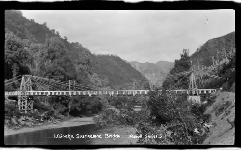 Image: Waioeka Suspension Bridge