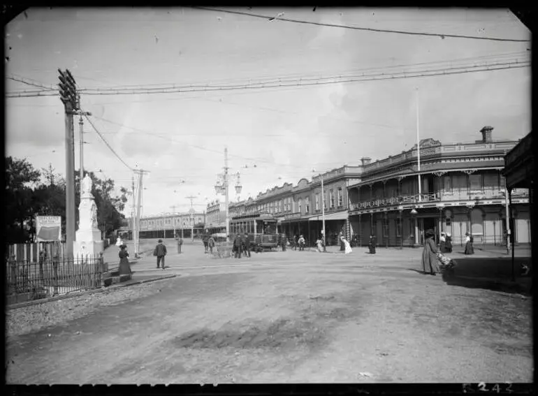 Image: Three Lamps, Ponsonby