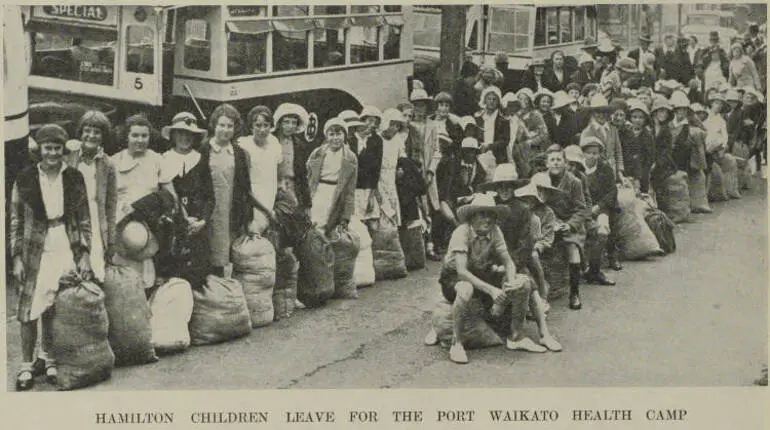 Image: Hamilton children leave for the Port Waikato Health Camp