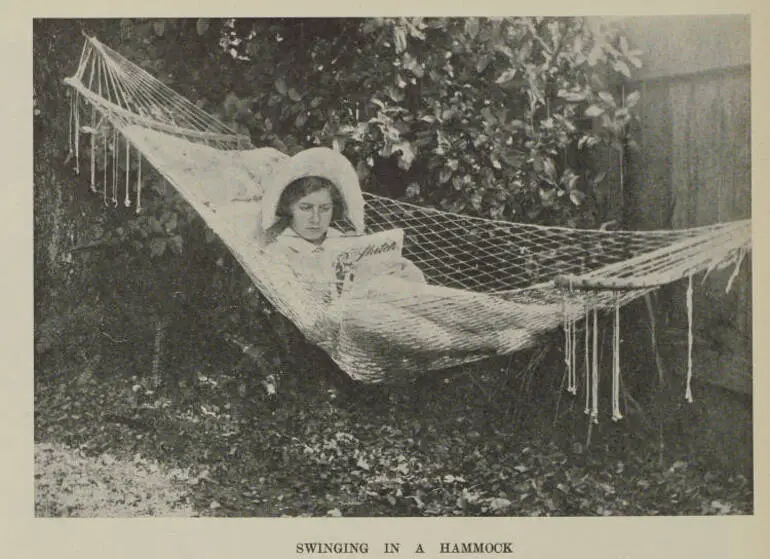 Image: Swinging in a hammock: A cool retreat in the garden on hot summer days