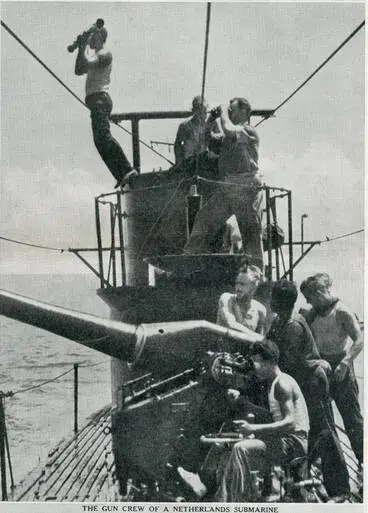 Image: The gun crew of a Netherlands submarine