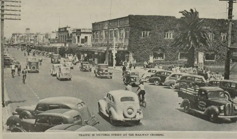 Image: Traffic in Victoria Street at the railway crossing