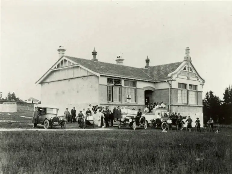 Image: Temporary flu epidemic hospital at Northcote School, Northcote, Auckland.
