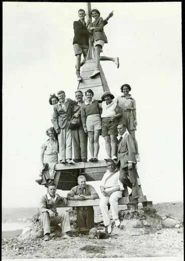 Image: Group of trampers at the Rangitoto trig station, 1932