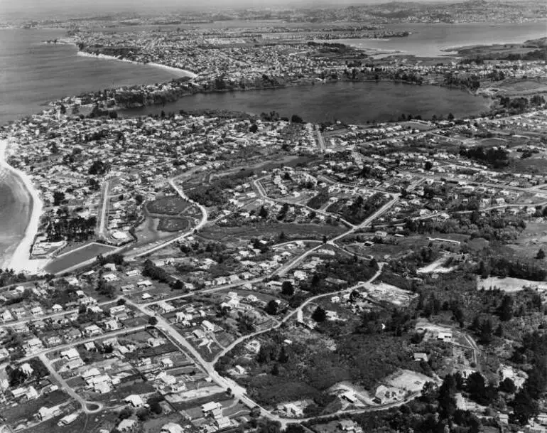 Image: Aerial view of Castor Bay, Milford and Takapuna, 1951