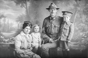 Sergeant Francis and family, 1917 Image: Sergeant Francis and family, 1917