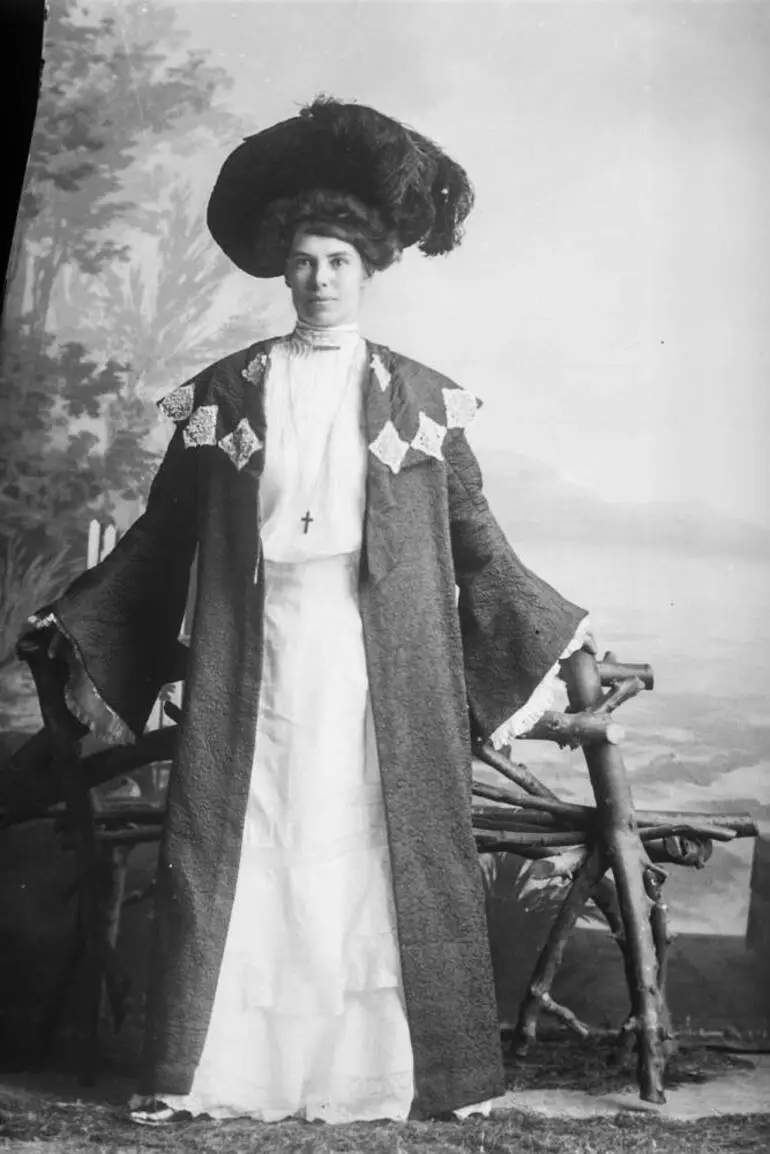 Image: Mrs Oswald, 1910