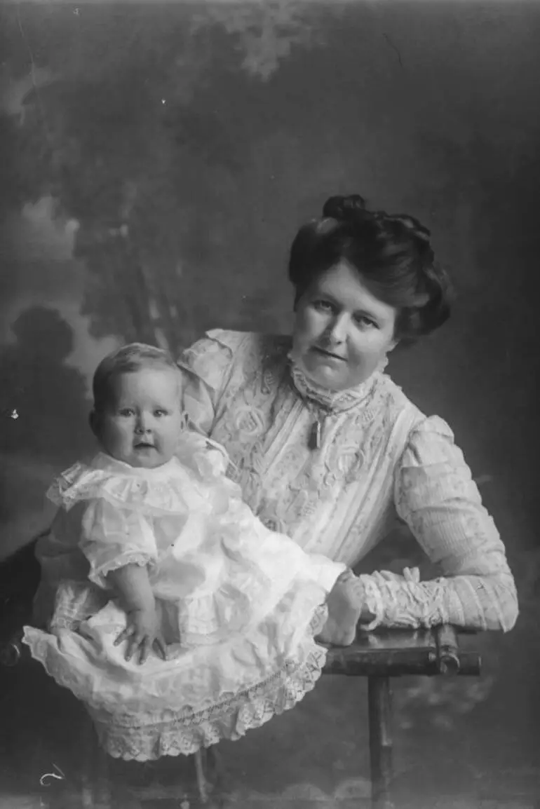Image: Mrs Hulme and child, 1910