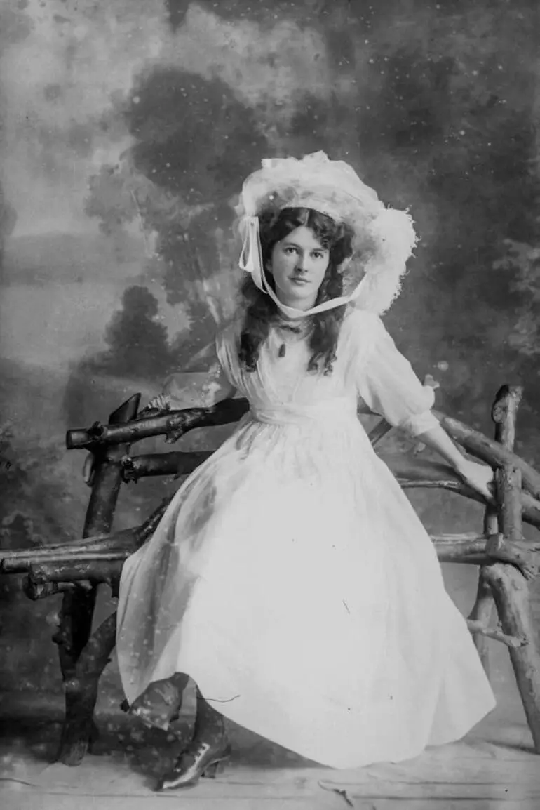 Image: Miss F Adams, 1909