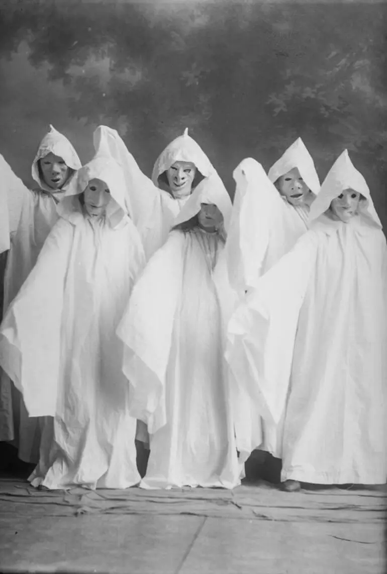 Image: Members of the Sixes and Sevens Opera Company, 1909