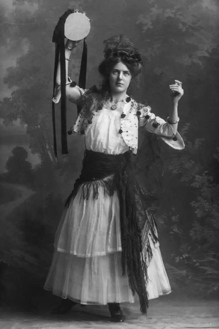 Image: Jane Paterson of the Sixes and Sevens Opera Company, 1909
