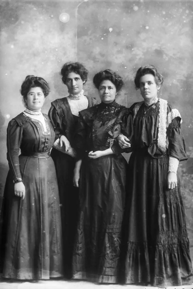 Image: Mrs Kronfeld with her nieces and daughter, 1909