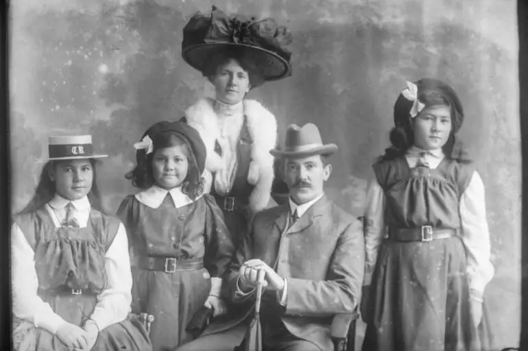 Image: Mitchell family, 1909