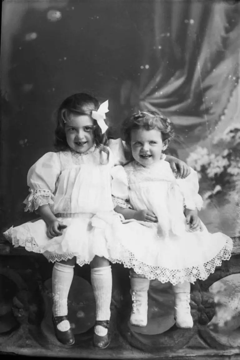 Image: Inglis sisters, 1909