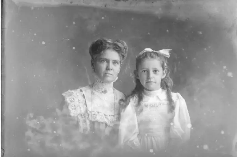 Image: Mrs Rowland and her daughter, 1909