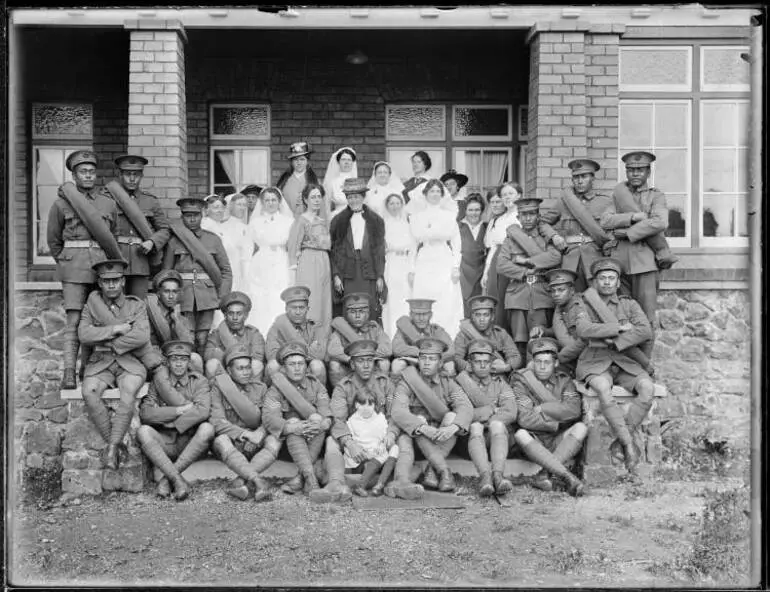 Image: Nurse Nobbs soldiers group, 1916