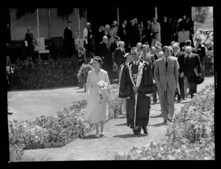Image: Queen Elizabeth II in Timaru, 1954