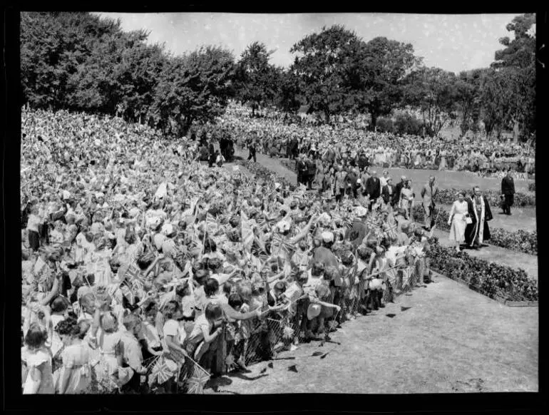 Image: Queen Elizabeth II in Timaru, 1954