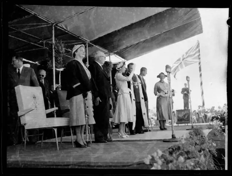 Image: Queen Elizabeth II in Timaru, 1954