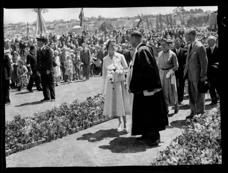 Image: Queen Elizabeth II in Timaru, 1954