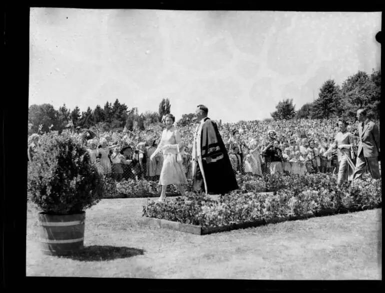 Image: Queen Elizabeth II in Timaru, 1954